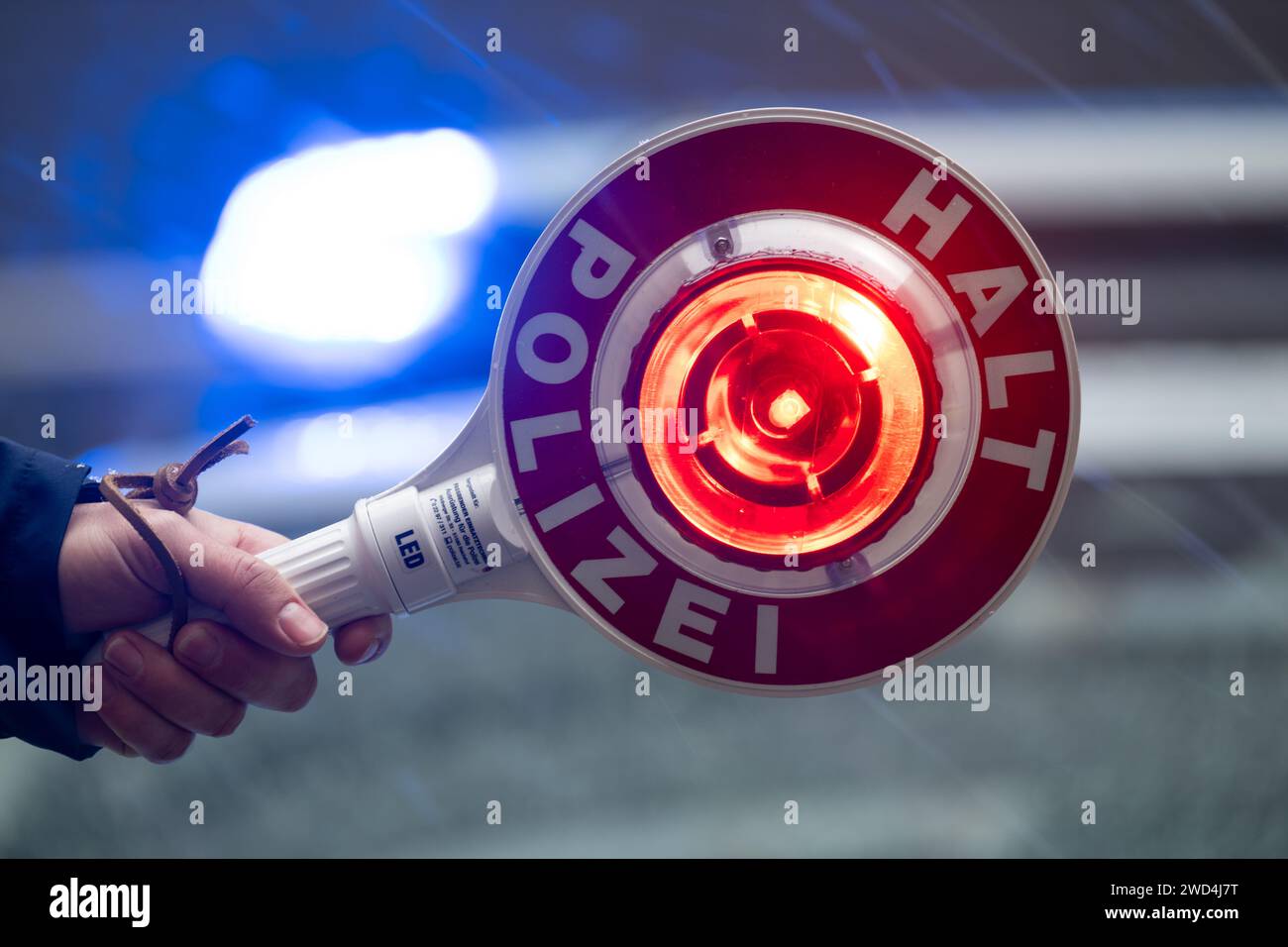 Dresda, Germania. 18 gennaio 2024. Un poliziotto tiene una cazzuola con l'iscrizione "ferma polizia" davanti a un'auto della polizia. Credito: Robert Michael/dpa/Alamy Live News Foto Stock