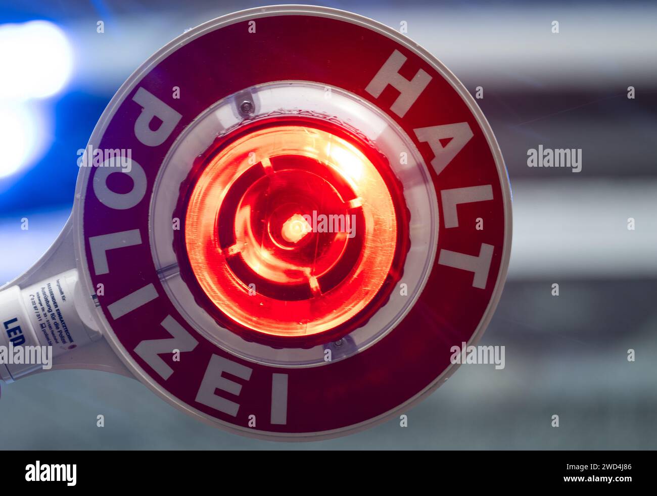 Dresda, Germania. 18 gennaio 2024. Un poliziotto tiene una cazzuola con l'iscrizione "ferma polizia" davanti a un'auto della polizia. Credito: Robert Michael/dpa/Alamy Live News Foto Stock