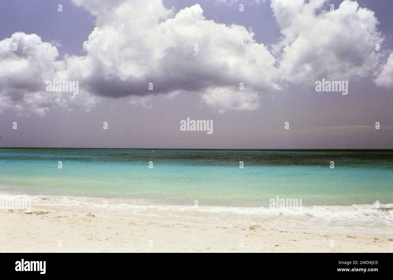 La remota spiaggia di Manchebo ad Aruba è raramente affollata (quando è stata scattata questa foto) CA. Metà degli anni '1990 Per favore, accreditate il fotografo Joan Iaconetti. Foto Stock