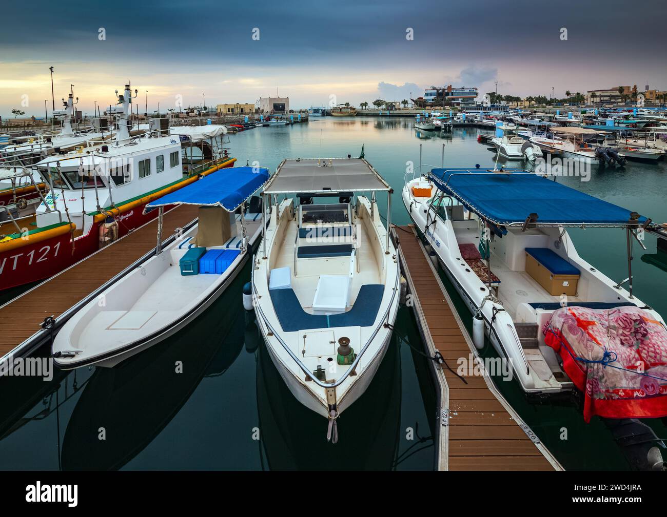 Golden Hour Harbor: Cattura la tranquilla bellezza dell'alba nel cantiere nautico di Fanateer Beach, al Jubail City, Arabia Saudita Foto Stock