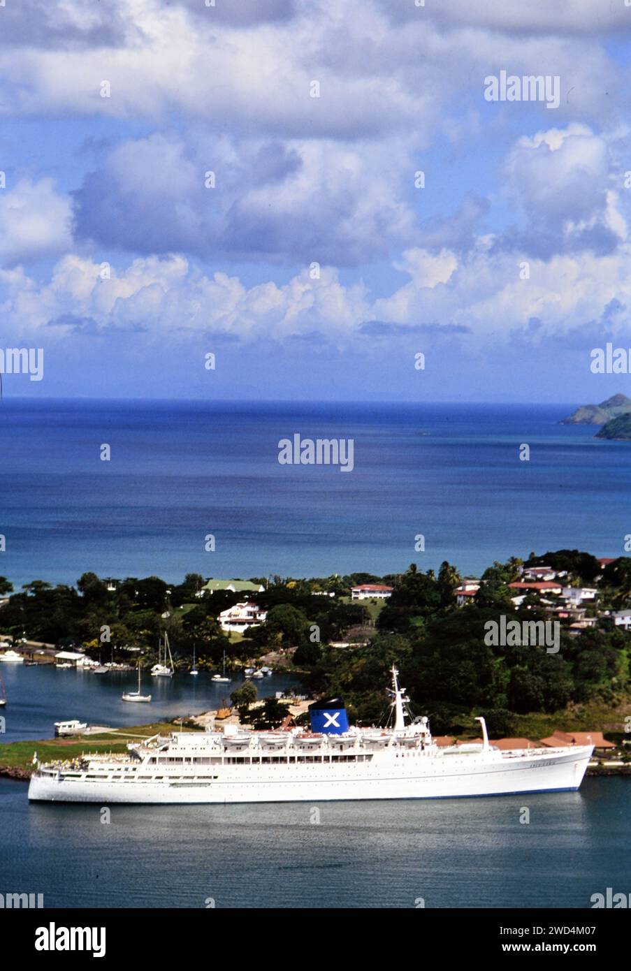 Nave da crociera 'Amerikanis' a St. Lucia, il nuovo porto commerciale Pointe Seraphine di Castries, ca. 1993. Per favore, accreditate il fotografo Joan Iaconetti. Foto Stock