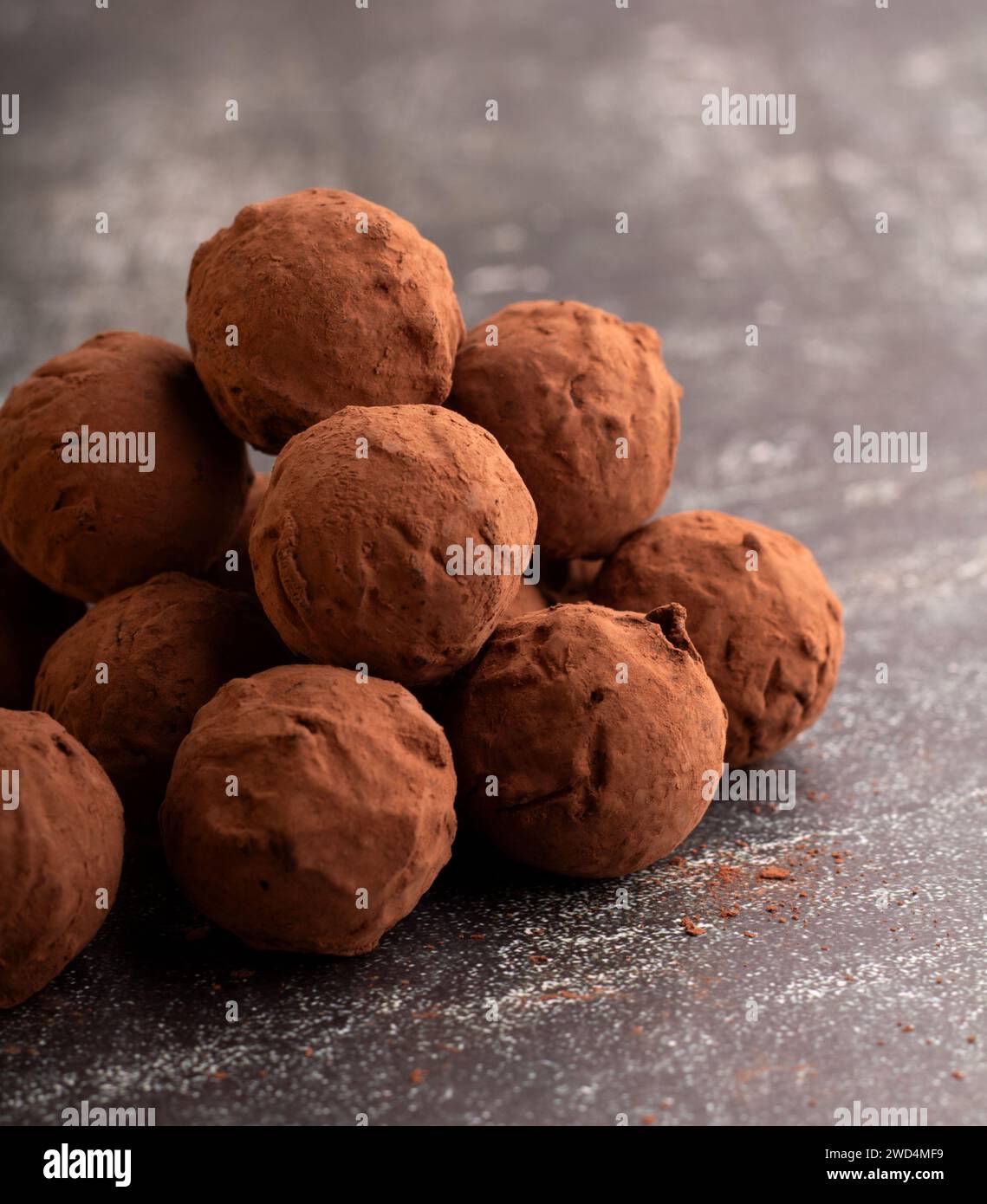 Fotografare tartufi di cioccolato ogni pezzo delizioso, ricco di cacao, promette un'esperienza deliziosa e appagante. gruppo, zucchero, cibo dolce, fatto a mano Foto Stock