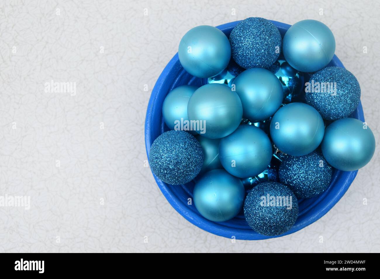 Ciotola blu con palle blu Foto Stock