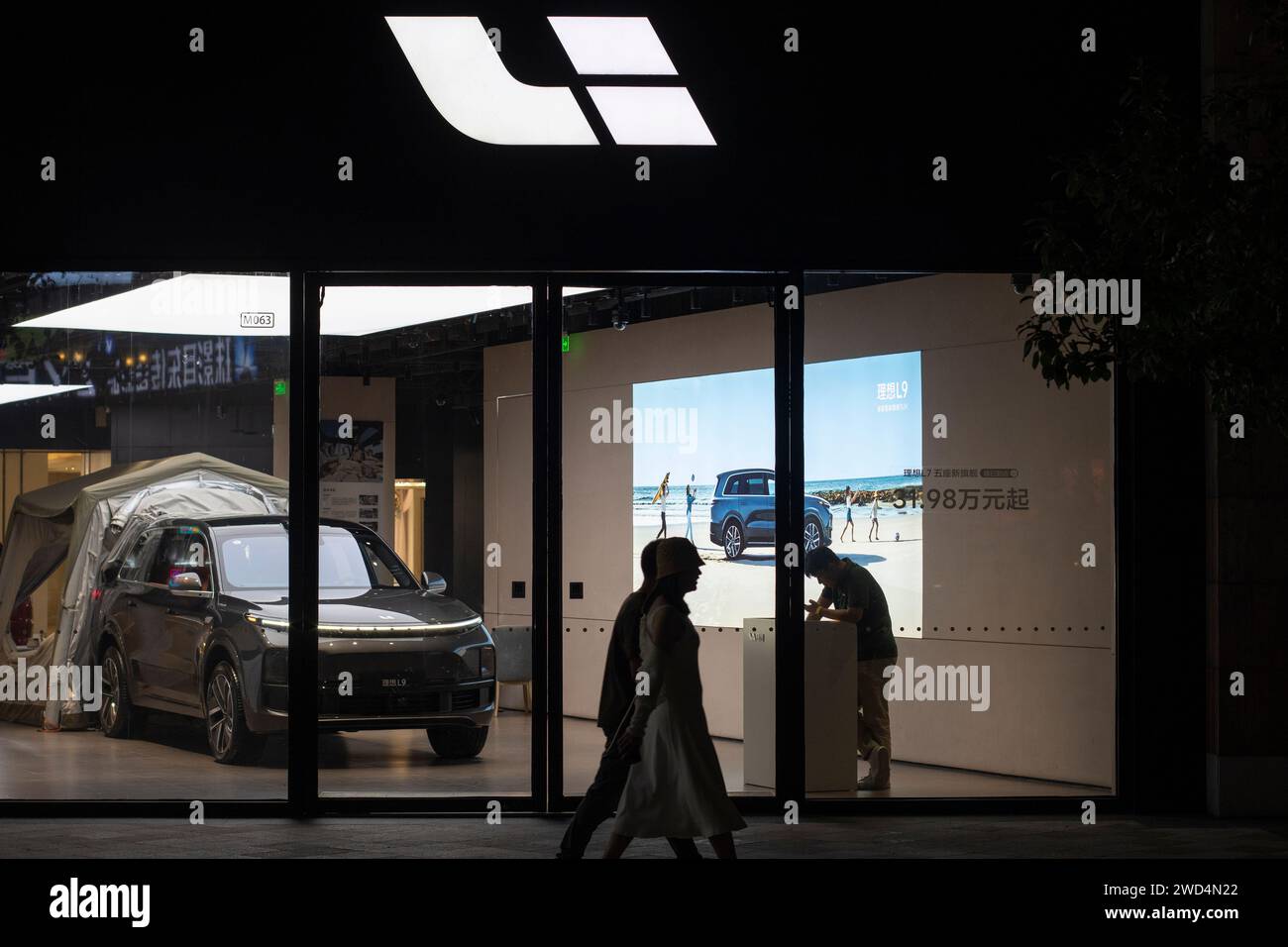 Il SUV elettrico di dimensioni normali li L9 viene esposto presso uno showroom e un negozio li Auto a Pechino, Cina, martedì 19 settembre 2023. Foto Stock