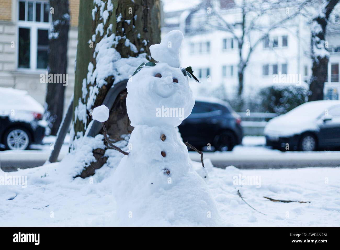 Tief Gertrude bringt Schnee nach Düsseldorf Schneemann. Tief Gertrude bringt Schnee nach Düsseldorf AM 18.01.2024. Die winterliche Wetterlage in Düsseldorf wird durch das Tiefdruckgebiet Gertrude geprägt, das für einen unerwarteten Schneefall sorgt. AM 18. Januar 2024 verwandelt sich die Stadt in eine malerische Winterlandschaft, da dicke Schneeflocken vom Himmel Fallen und die Straßen, Bäume und Dächer in ein weißes Gewand hüllen. Die ungewöhnliche Schneedecke sorgt für eine besondere Atmosphäre, während die Bewohner sich auf den winterlichen Zauber einstellen. *** Pupazzo di neve. Sistema a bassa pressione Foto Stock