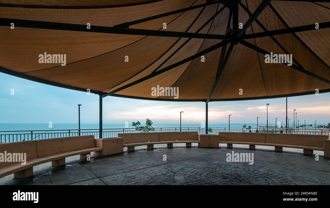 Cattura la tranquilla bellezza dell'alba a Fanateer Beach, città di al Jubail, Arabia Saudita. Foto Stock