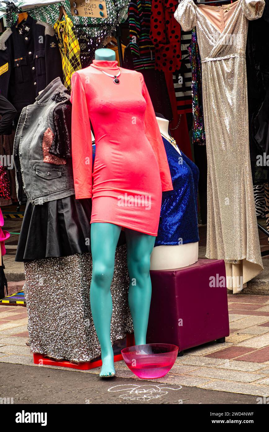 Il manichino femminile mostra abiti alla moda e accattivanti al mercato all'aperto. Foto Stock