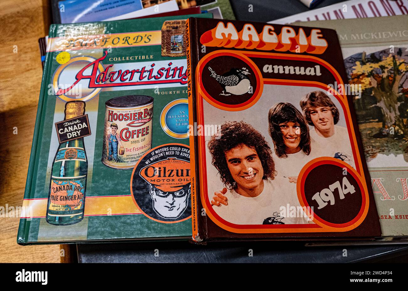 Libri di seconda mano in vendita sul mercato, tra cui 1974 Magpie Annual. Foto Stock