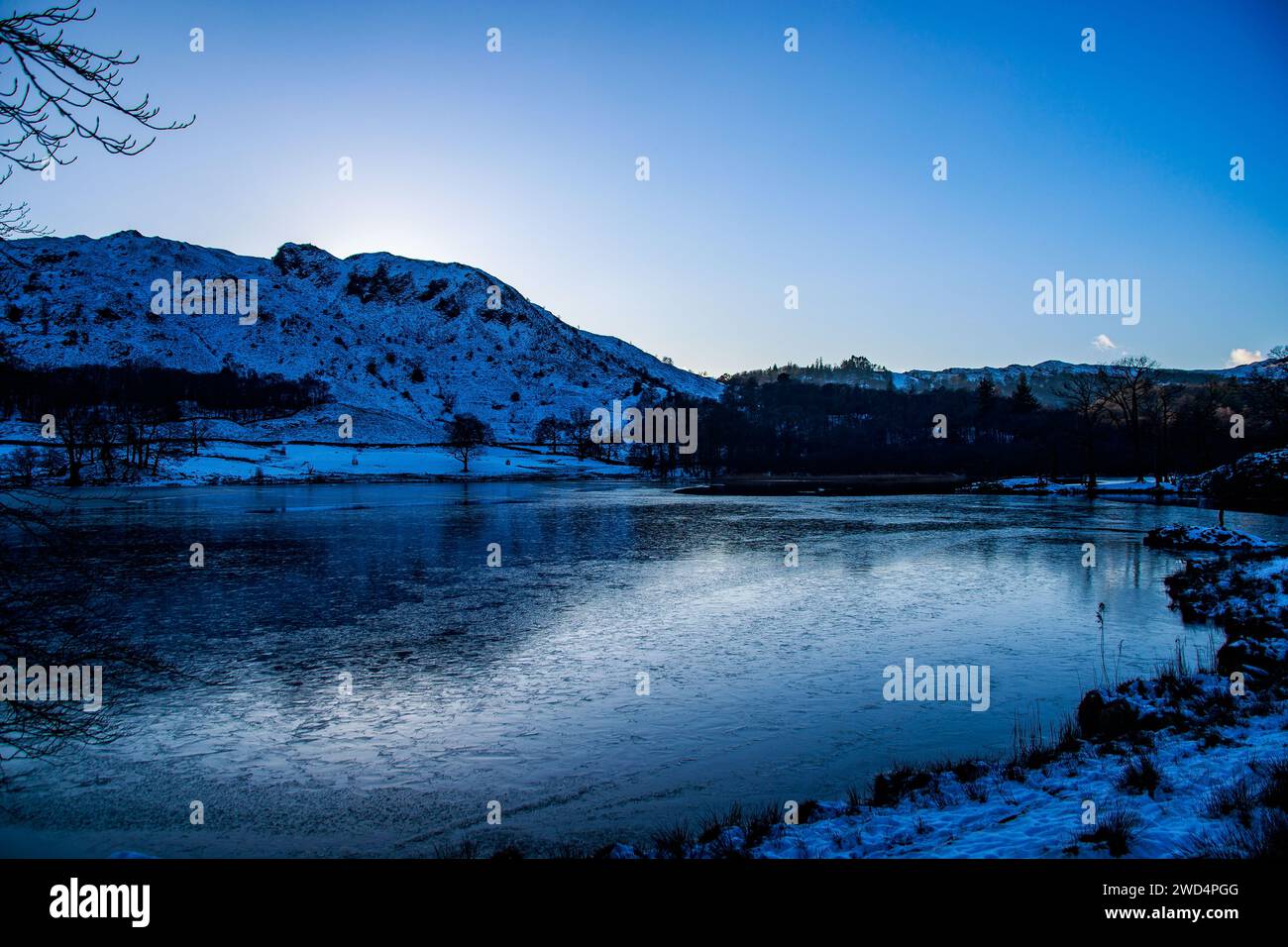 Rydal Water, Cumbria, Regno Unito. 18 gennaio 2024. Il tempo è stato così freddo che il ghiaccio si è formato sulla superficie di Rydal Water nel distretto del lago inglese/ credito: PN News/Alamy Live News Foto Stock