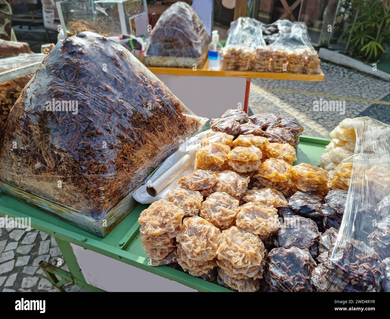 Cocada, un dolce fatto in casa a base di cocco. Caramelle di cocco brasiliane vendute nello stato di Bahia. Foto Stock
