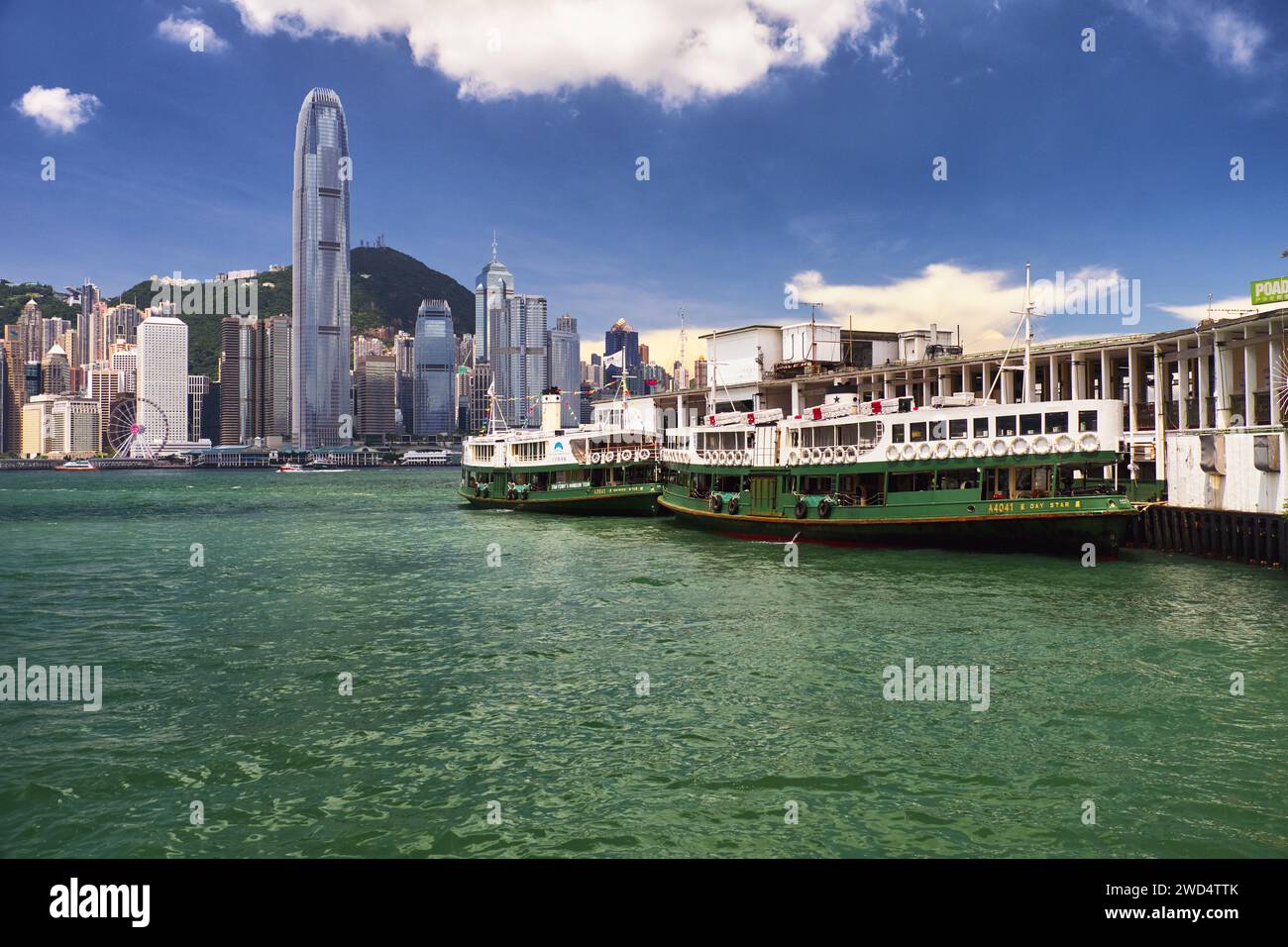 Vista sul Porto Victoria dal Molo dei Traghetti Star in Kowloon, Hong Kong Foto Stock