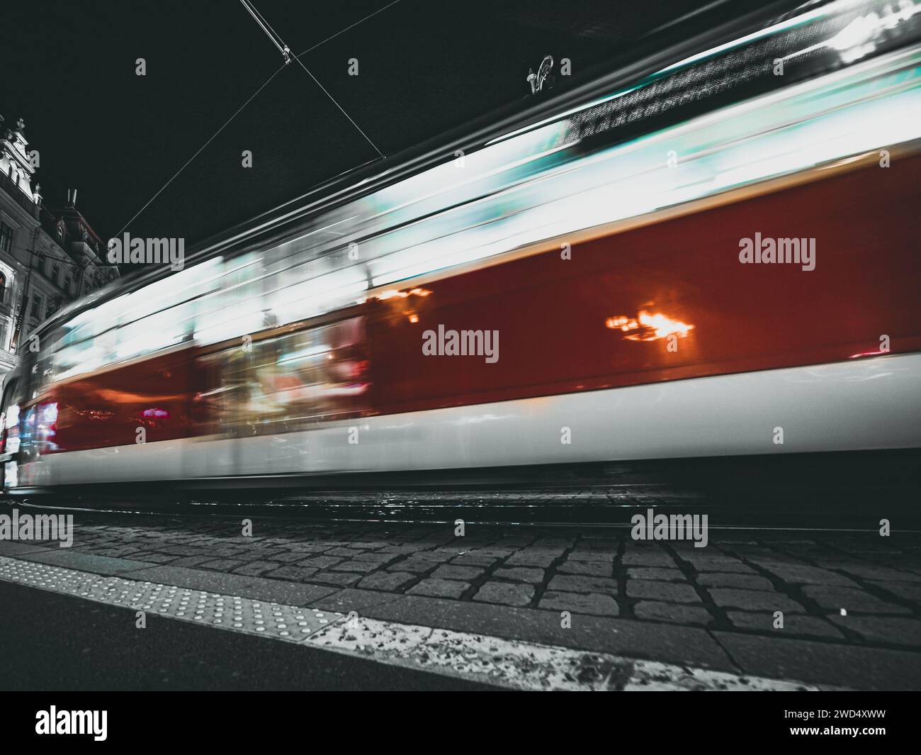 tram in movimento di notte Foto Stock