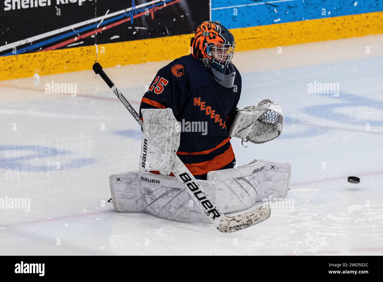 Heerenveen, Paesi Bassi. 18 gennaio 2024. HEERENVEEN, PAESI BASSI - 18 NOVEMBRE: Izzy Prenen, Goalie dei Paesi Bassi durante il riscaldamento al Campionato del mondo femminile U18 su Thialf il 18 gennaio 2024 a Heerenveen, Paesi Bassi (foto di Ricardo Veen/Orange Pictures) credito: Orange Pics BV/Alamy Live News Foto Stock