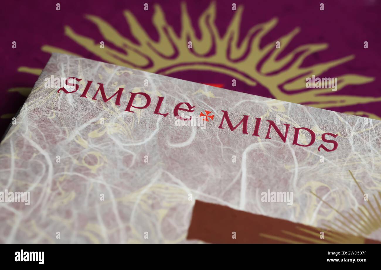 Viersen, Germania - 9 gennaio. 2023: Closeup of Simple Minds cover album del gruppo rock New Gold Dream del 1982 Foto Stock
