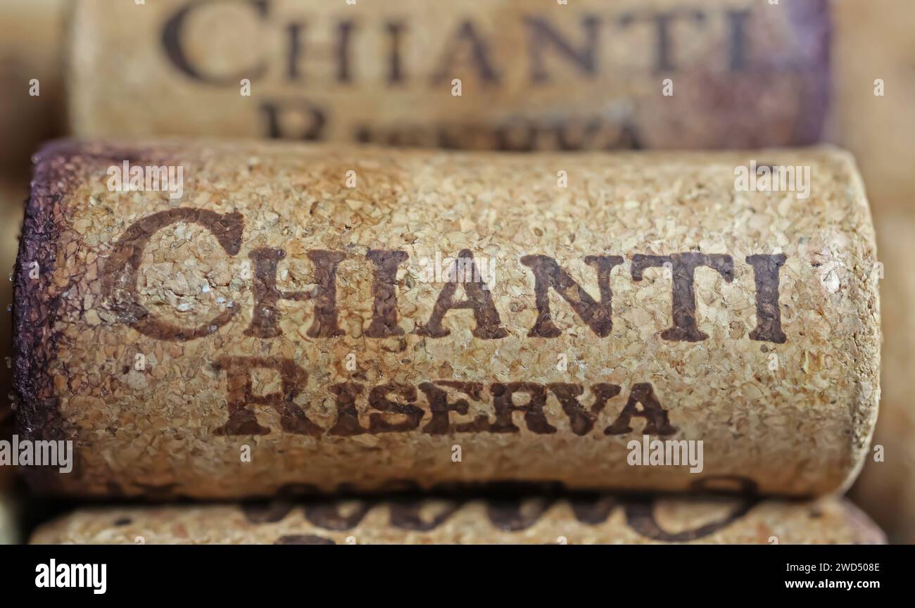 Primo piano del sughero della bottiglia di vino rosso con la scritta del Chianti riserva italiano Foto Stock