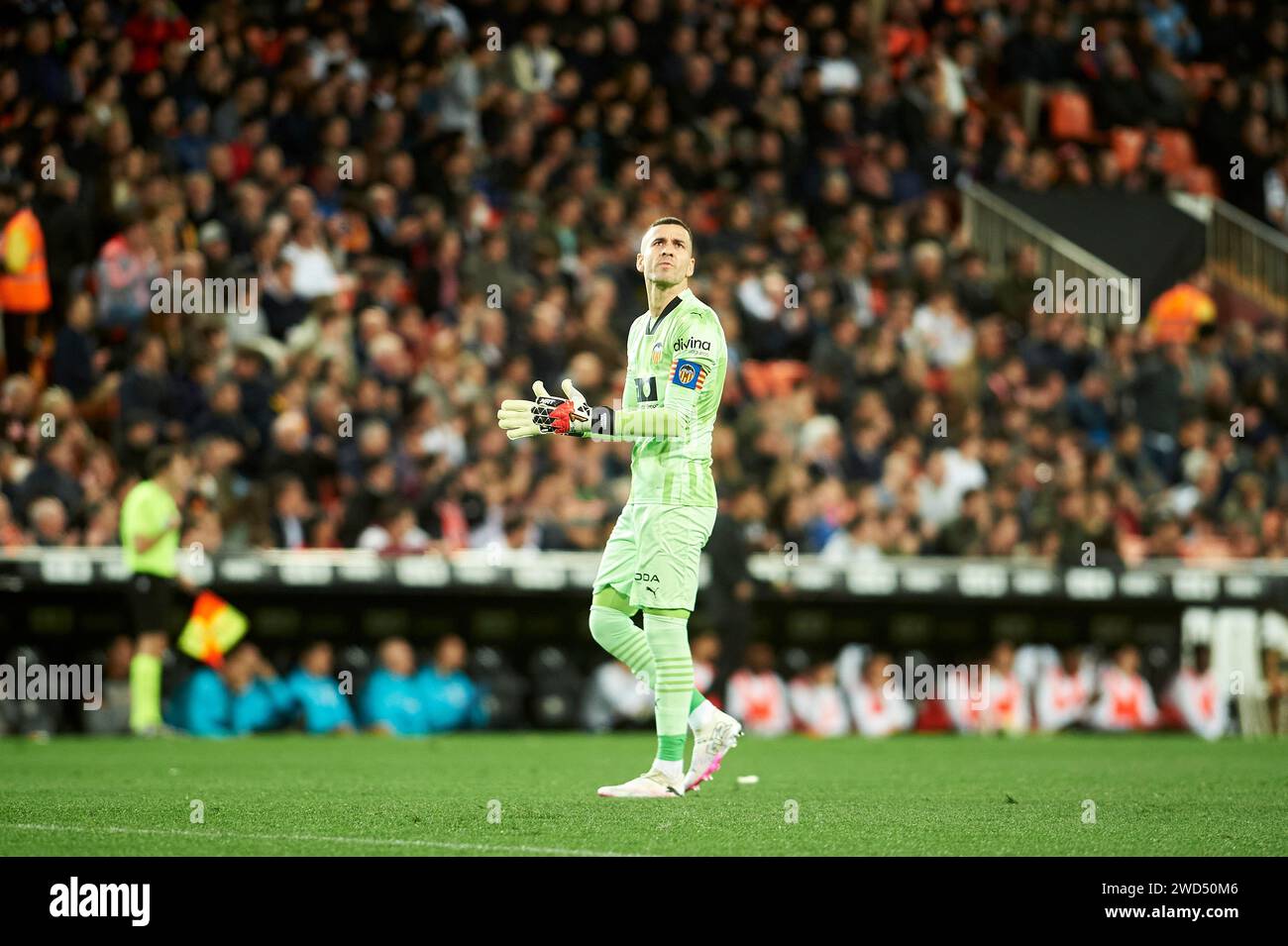 Valencia, Spagna. 17 gennaio 2024. Jaume Domenech di Valencia CF in azione durante l'ottava finale della King's Cup 23/24 tra RC Celta Vigo e Valencia CF allo Stadio Mestalla. Punteggio finale; Valencia CF 1: 3 RC Celta Vigo. (Foto di German Vidal/SOPA Images/Sipa USA) credito: SIPA USA/Alamy Live News Foto Stock