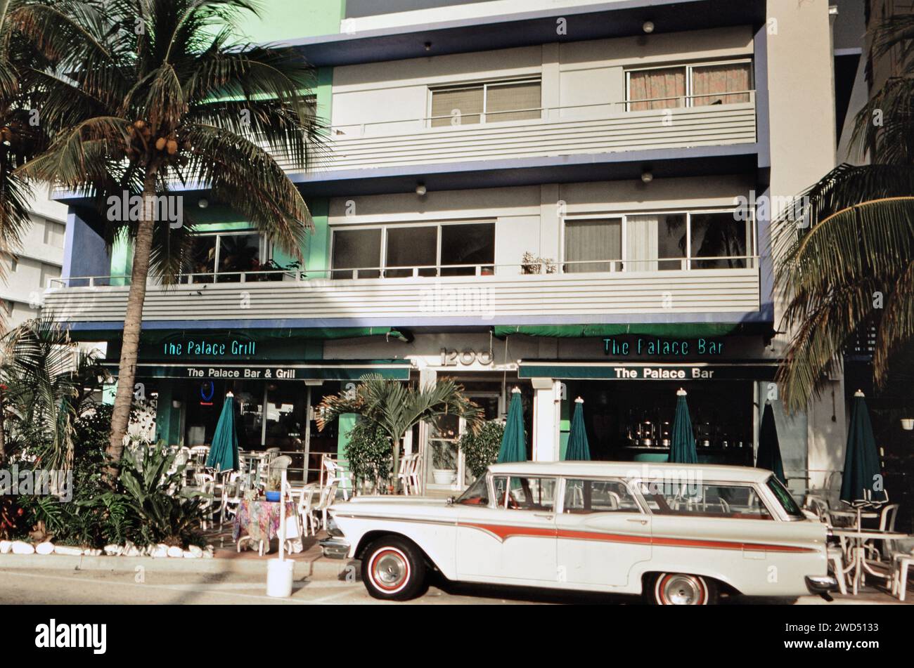 Una station wagon Edsel parcheggiata di fronte a un edificio dell'epoca art deco sull'elegante Ocean Drive a Miami Beach, Florida, CA. 1996-1997. Per favore, accreditate il fotografo Joan Iaconetti. Foto Stock