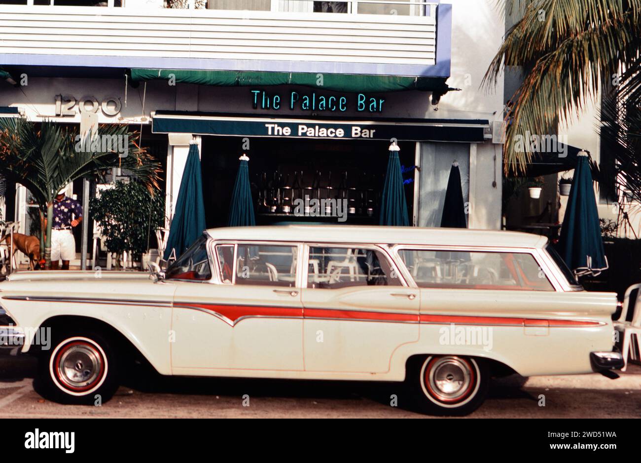 Una station wagon Edsel parcheggiata di fronte a un edificio dell'epoca art deco sull'elegante Ocean Drive a Miami Beach, Florida, CA. 1996-1997. Per favore, accreditate il fotografo Joan Iaconetti. Foto Stock