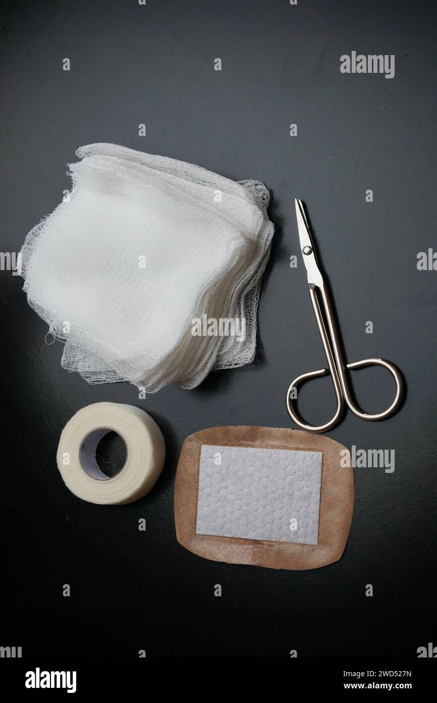 La garza tamponi bendatura e le forbici utilizzate per controllare il sanguinamento per il primo soccorso Foto Stock