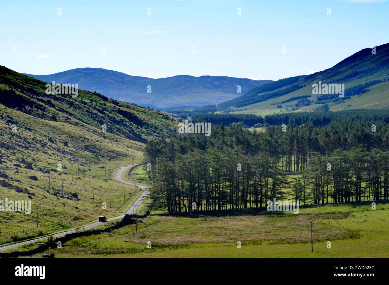 Un pulmino guida lungo una strada a una corsia di passaggio a Glen Clova sul lato dell'Aberdeenshire del Cairngorms National Park of Scotland Regno Unito - foto: G Foto Stock