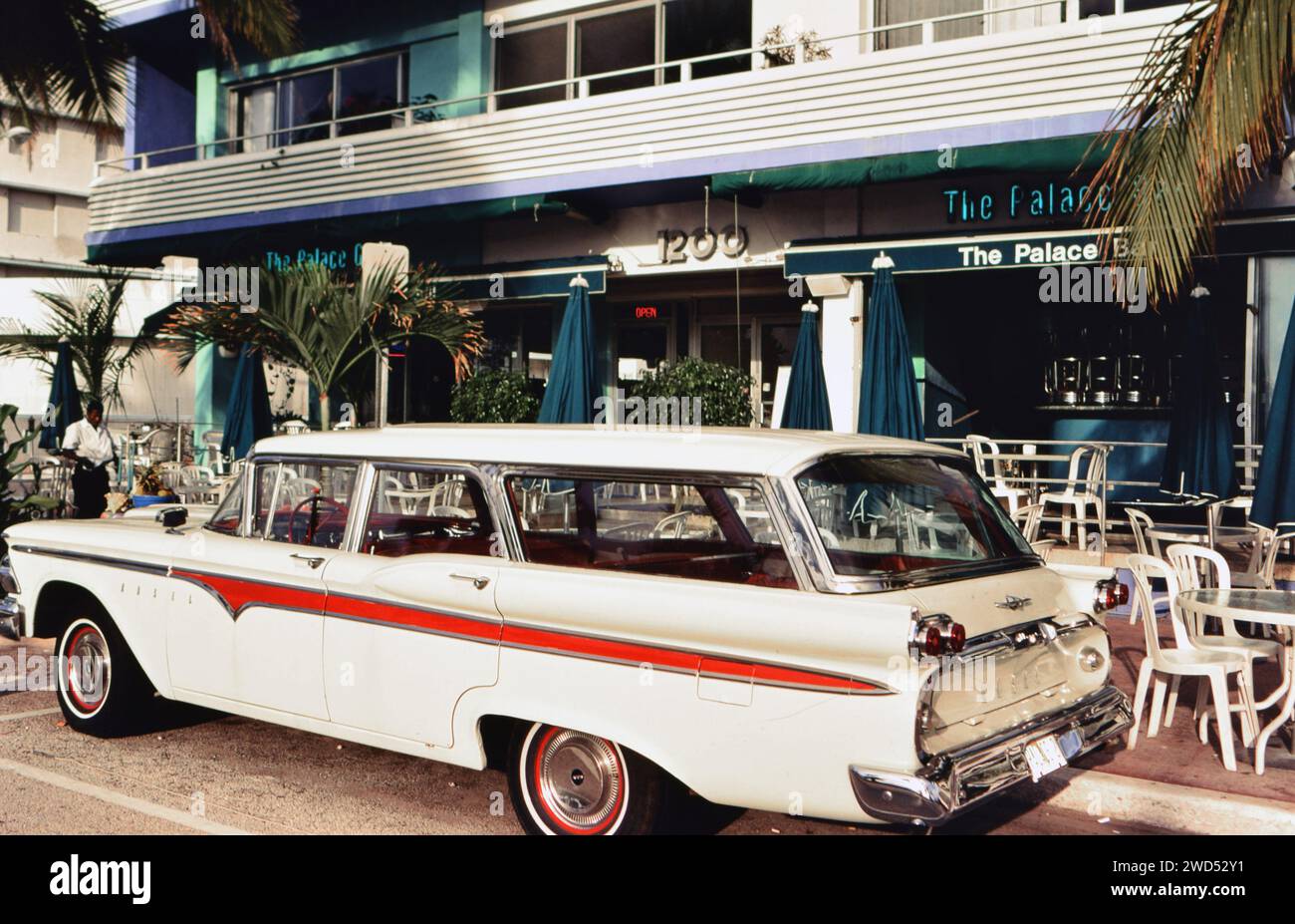 Una station wagon Edsel parcheggiata di fronte a un edificio dell'epoca art deco sull'elegante Ocean Drive a Miami Beach, Florida, CA. 1996-1997. Per favore, accreditate il fotografo Joan Iaconetti. Foto Stock
