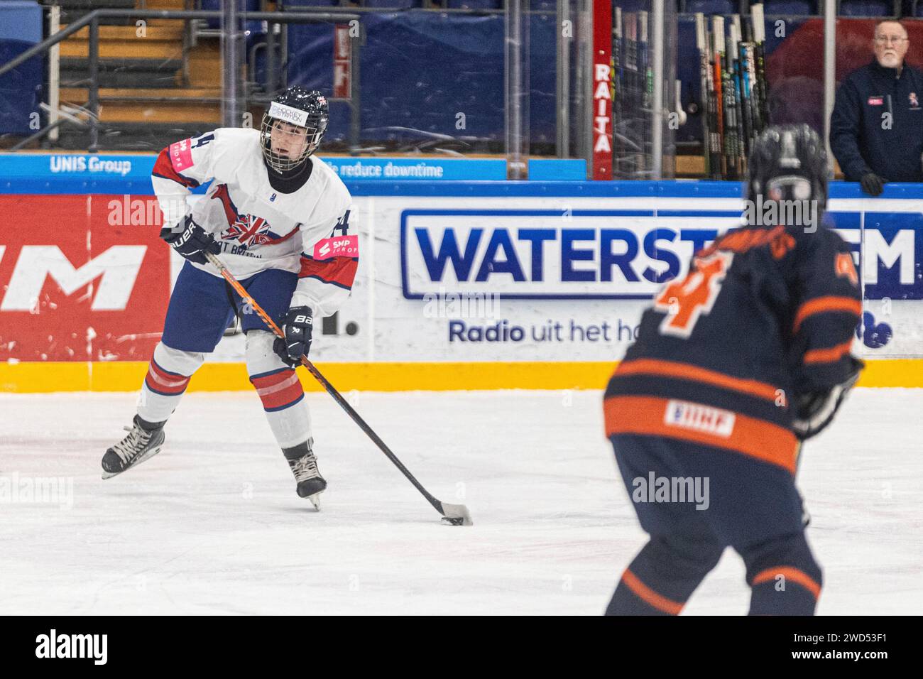 Heerenveen, Niederlande. 18 gennaio 2024. HEERENVEEN, PAESI BASSI - 18 NOVEMBRE: Milly Thulbourne della Gran Bretagna sta cercando di segnare durante il Campionato del mondo femminile U18 su Thialf il 18 gennaio 2024 a Heerenveen, Paesi Bassi (foto di Ricardo Veen/Orange Pictures) credito: dpa/Alamy Live News Foto Stock