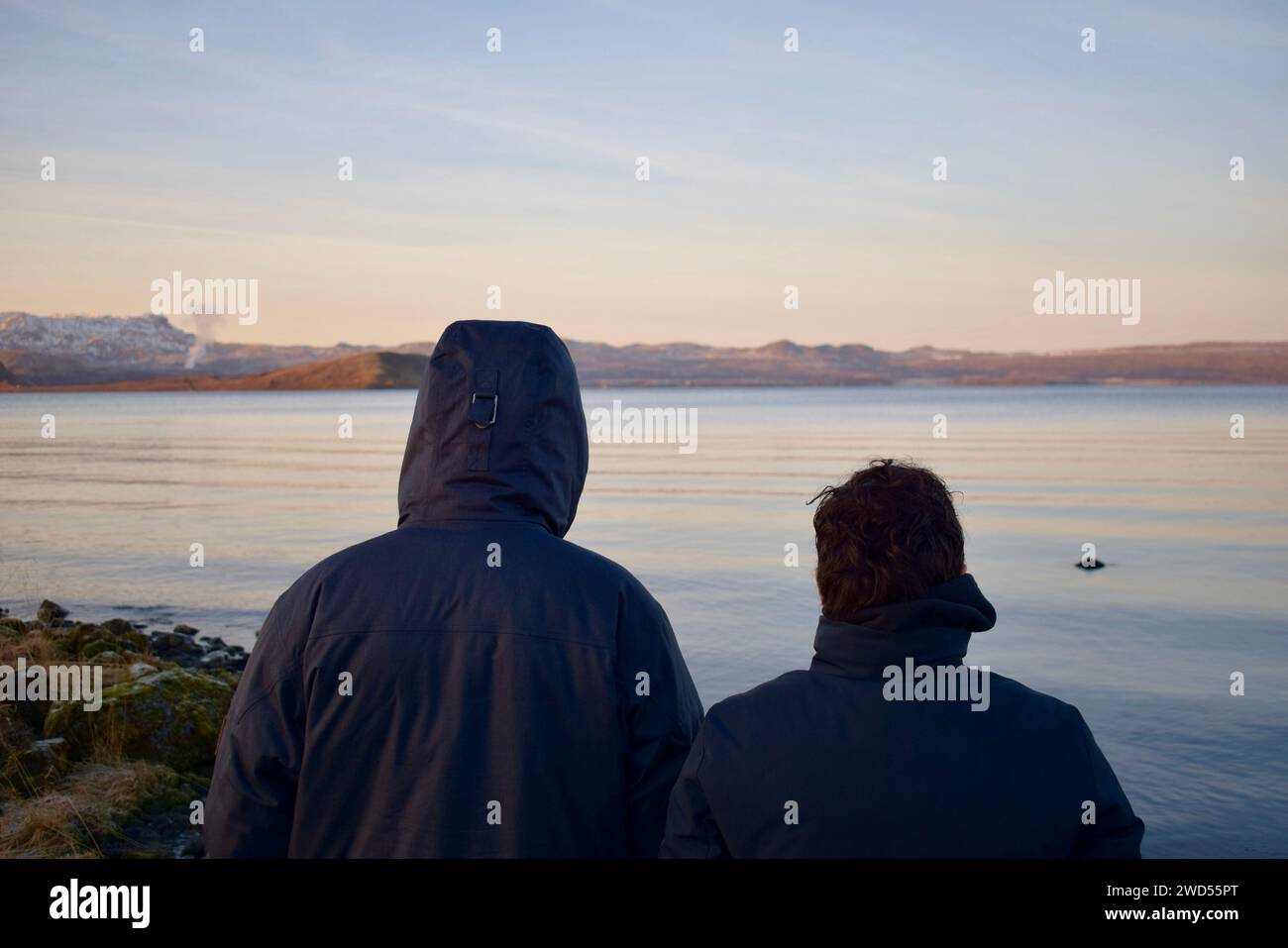 Gente che guarda il tramonto in Islanda Foto Stock
