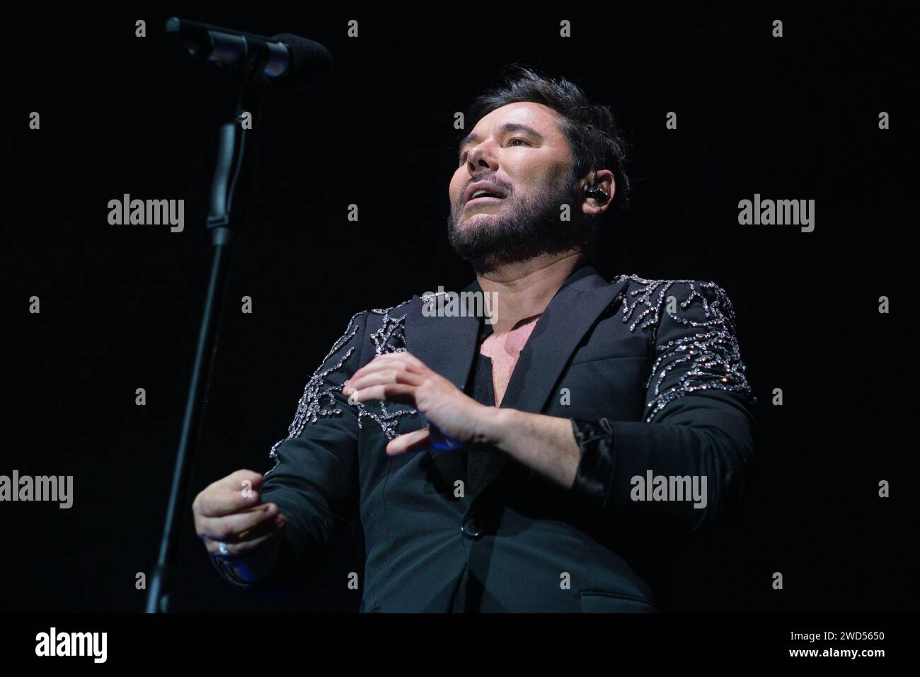 Il cantante Miguel Poveda durante una performance all'Inverfest 2024, al WiZink Center, il 18 gennaio 2024 4, a Madrid, in Spagna. Foto Stock