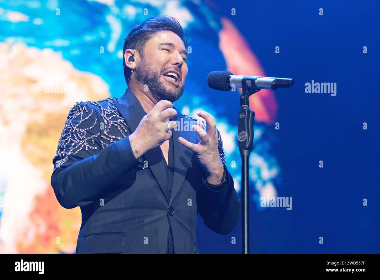 Il cantante Miguel Poveda durante una performance all'Inverfest 2024, al WiZink Center, il 18 gennaio 2024 4, a Madrid, in Spagna. Foto Stock