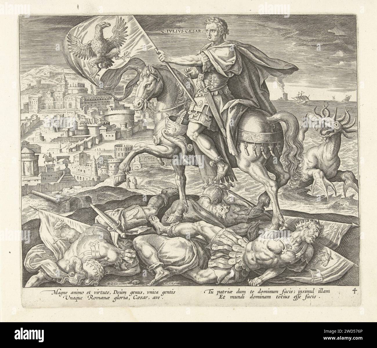 Giulio Cesare come quarto re dalla visione di Daniël, Adriaen Collaert, dopo Maerten de Vos, 1570 - 1618 stampa Giulio Cesare guida su un cavallo, nella sua mano una bandiera con l'immagine di un'aquila (Roma). Il cavallo calpesta re Ciro di Persia, Nino di Babilonia e Alessandro Magno. Un paesaggio urbano sullo sfondo. Oltre a Giulio Cesare, dal mare appare un mostro dalle corna, un riferimento ad un sogno di Daniël (Daniël 7) sull'ascesa di quattro regni nel mondo. La stampa ha una didascalia latina e fa parte di una serie di quattro parti che collega quattro governanti dell'antichità al pre di Daniël Foto Stock