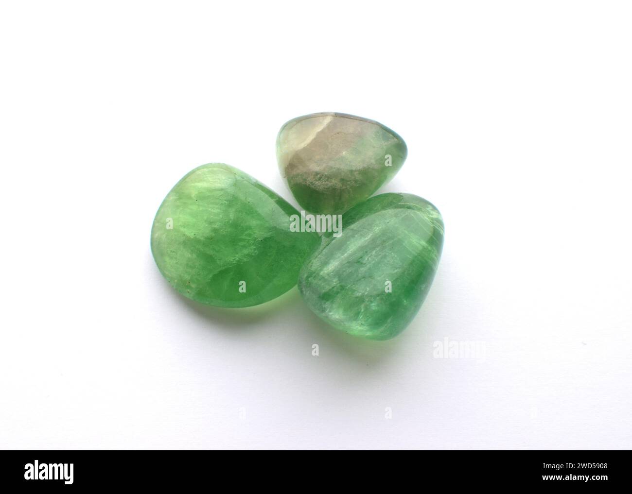Bellissime pietre di fluorite verde su sfondo bianco. Foto Stock