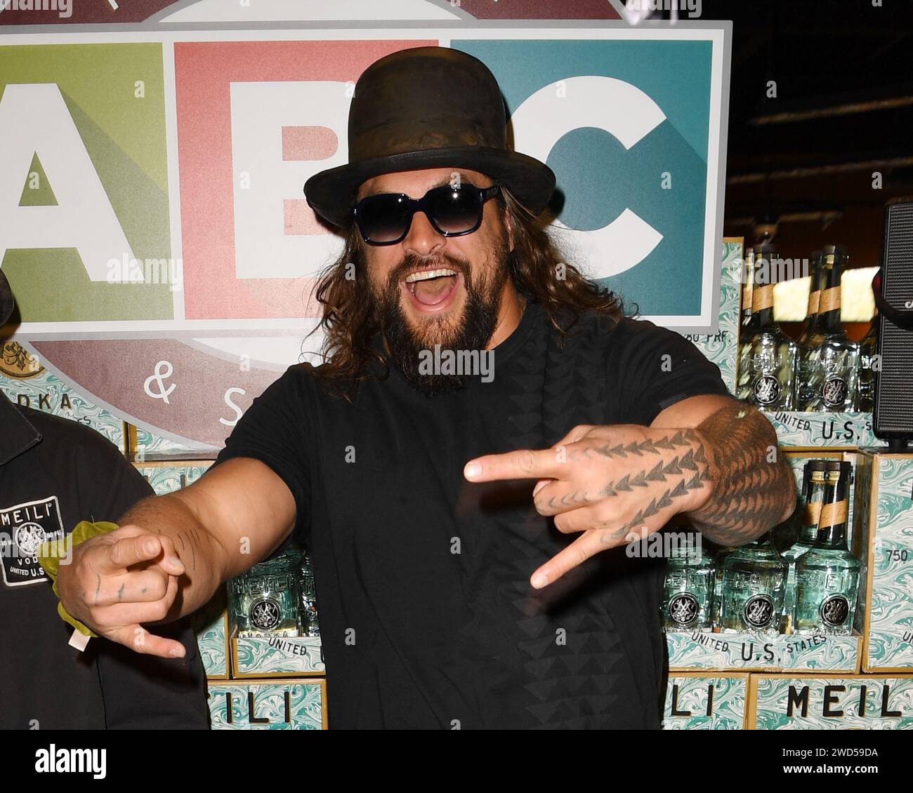 Fort Lauderdale, Florida, Stati Uniti. 18 gennaio 2024. Jason Momoa partecipa al Meili Vodka Bottle Signing Tour all'ABC fine Wine & Spirits il 18 gennaio 2024 a Fort Lauderdale, Florida. Crediti: Mpi04/Media Punch/Alamy Live News Foto Stock