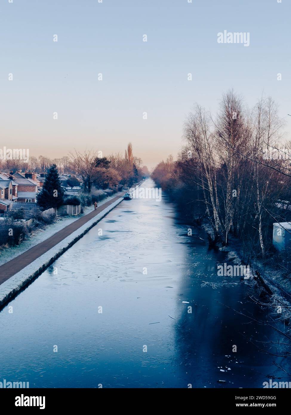 Canale ghiacciato a Timperley Greater Manchester. Grande gelo, clima invernale, esplosione di ghiaccio e bestia da est. Foto Stock