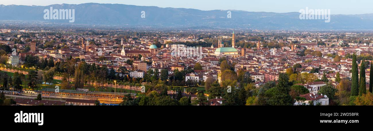 Panorama di Vicenza alla luce della sera. Foto Stock