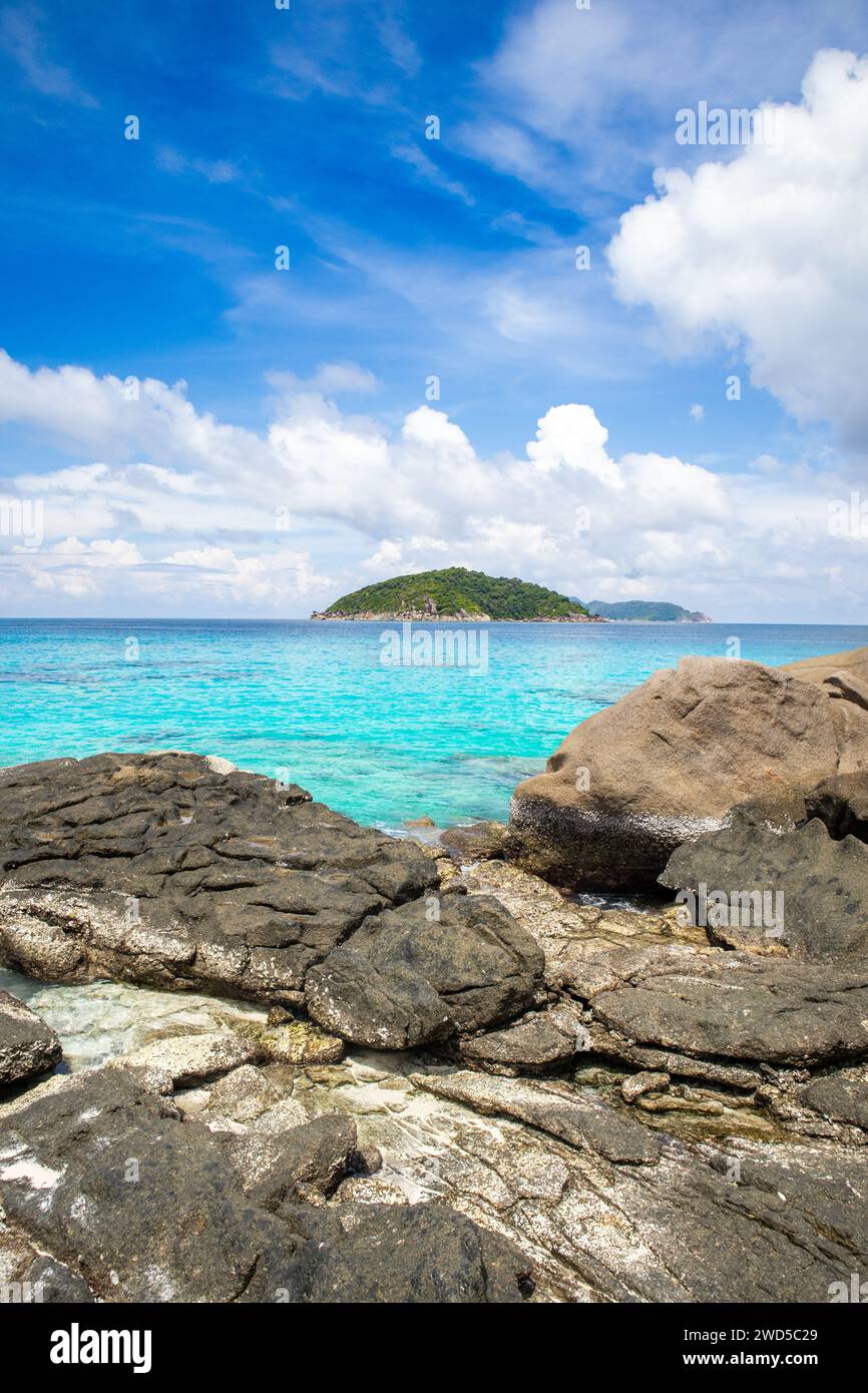 La costa rocciosa delle Isole Similan in Thailandia - le isole più famose con vedute paradisiache e punti per lo snorkeling e le immersioni Foto Stock
