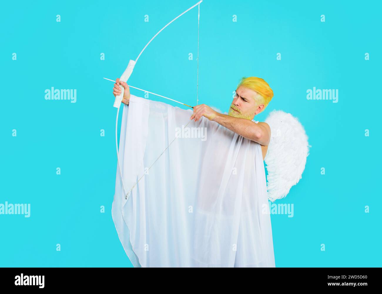 Festa di San Valentino. Valentine cupido con ali d'angelo che puntano con l'arco. Cartolina per San Valentino. Valentine angelo che spara freccia d'amore. Amour Foto Stock