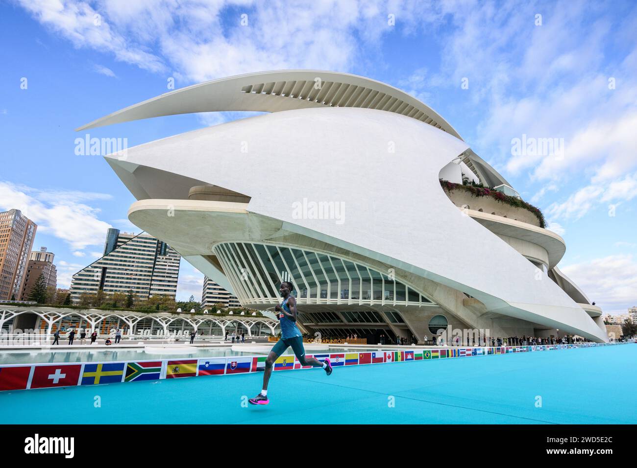 Il vincitore della maratona Trinidad Alfonso Valencia 2022 Kelvin Kiptum (2:01:53) arriva al traguardo passando davanti allo spettacolare palazzo della musica Foto Stock