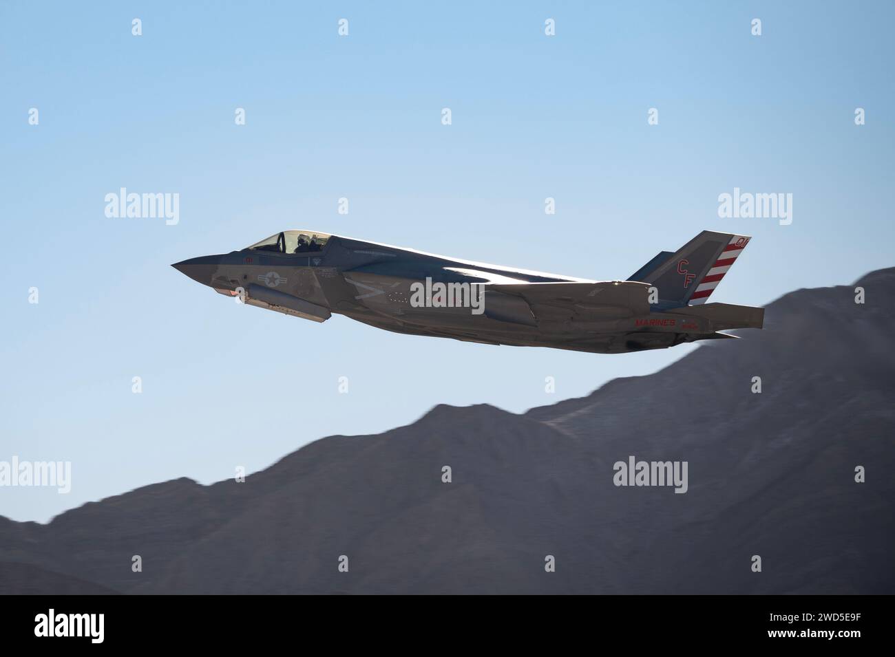 Un F-35B del corpo dei Marines degli Stati Uniti assegnato alla Marine Corps Air Station Yuma, Arizona, decolla a Nellis Air Force base, Nevada, 11 gennaio 2024 in preparazione per Red Flag-Nellis 24-1. Red Flag offre un addestramento realistico ai nostri avieri e Guardiani che imita l'investimento della minaccia di ritmo in ipersonica, intelligenza artificiale e capacità di spazio da banco. (Foto U.S. Air Force di William R. Lewis) Foto Stock