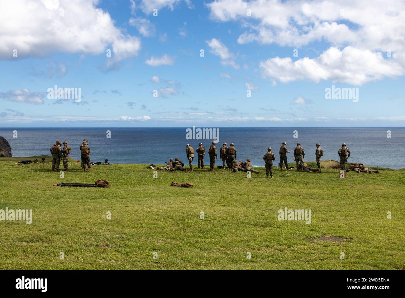 U.S. Marines with Marine Wing Support Squadron (MWSS) 174, Marine Aircraft Group 24, 1st Marine Aircraft Wing, prepararsi a sparare mitragliatrici calibro M240-B e m2 .50 presso la Marine Corps Air Station Kaneohe Bay, Hawaii, 16 gennaio 2024. L'addestramento ha fornito ai Marines con MWSS-174 l'opportunità di ottenere un addestramento pratico e familiarizzare con l'impiego di armi servite dall'equipaggio. (Foto del corpo dei Marines degli Stati Uniti di Lance Cpl. Logan Beeney) Foto Stock