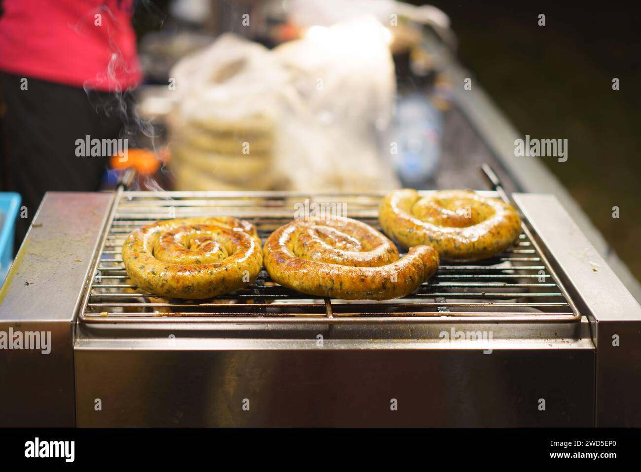 Le salsicce della Tailandia settentrionale friggono con un aroma alla griglia e sapori vibranti racchiudono l'essenza della cucina del Nord Tailandese. Foto Stock