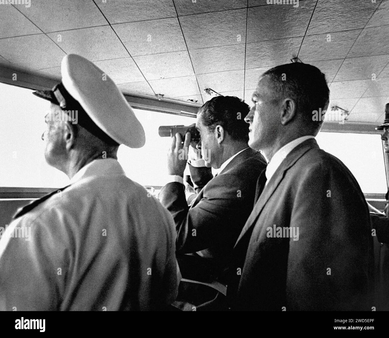 Il presidente degli Stati Uniti Richard M. Nixon a bordo della portaerei U.S.S. Hornet, utilizzò un binocolo per osservare l'Apollo 11 Lunar Mission Recovery of Astronauts, Neil A. Armstrong, Edwin E. Aldrin e Michael Collins, a circa 812 miglia nautiche a sud-ovest delle Hawaii, NASA, 24 luglio 1969 Foto Stock