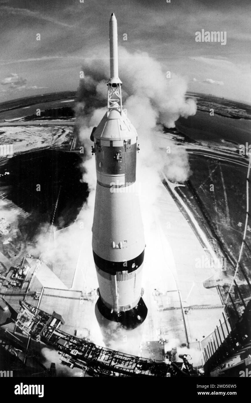 Missione Apollo 11, prima missione di atterraggio lunare, con gli astronauti americani Neil A. Armstrong, Michael Collins ed Edwin E. Aldrin Jr., lanciata tramite il Marshall Space Flight Center sviluppato Saturn V lancio veicolo, Kennedy Space Center, Merritt Island, Florida, USA, NASA, 16 luglio 1969 Foto Stock
