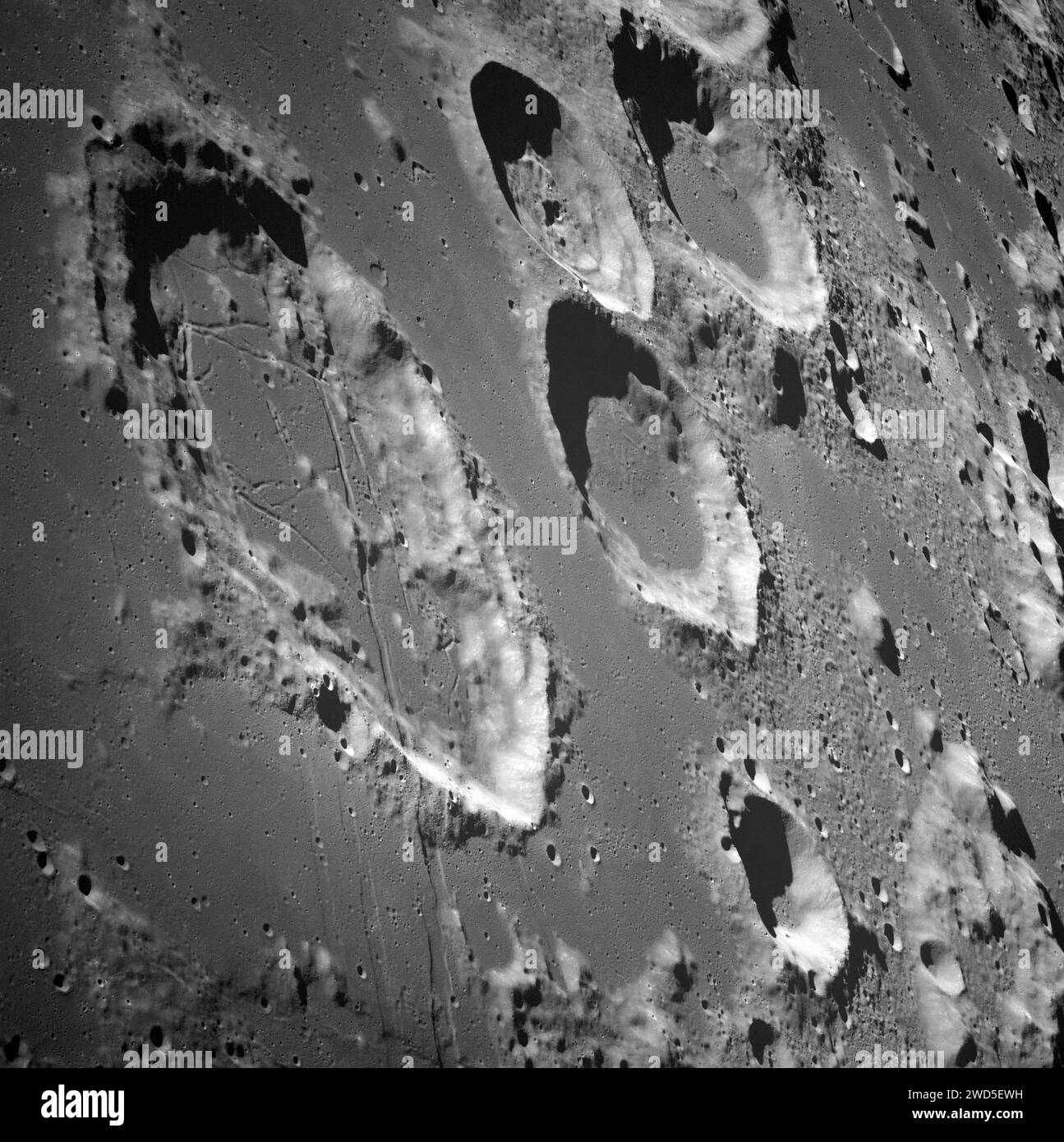 Vista lunare con i crateri Goclenius (all'estrema sinistra), Gutenberg D (in basso al centro), e tre crateri raggruppati Magelhaens, Magelhaens A e Colombo A, come fotografato dalla navicella spaziale Apollo 8, Johnson Space Center, NASA, 24 dicembre 1968 Foto Stock