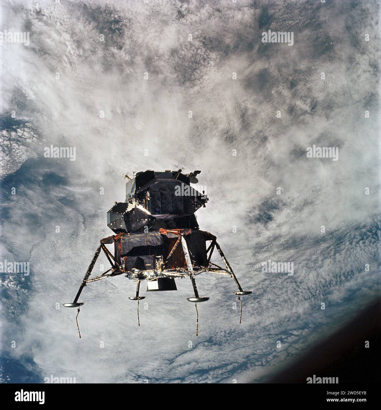 Apollo 9 Lunar Module, 'Spider', in configurazione di atterraggio lunare, come fotografato dai moduli di comando e servizio il quinto giorno della missione Apollo 9 Terra-orbitale, Johnson Space Center, NASA, 7 marzo 1969 Foto Stock