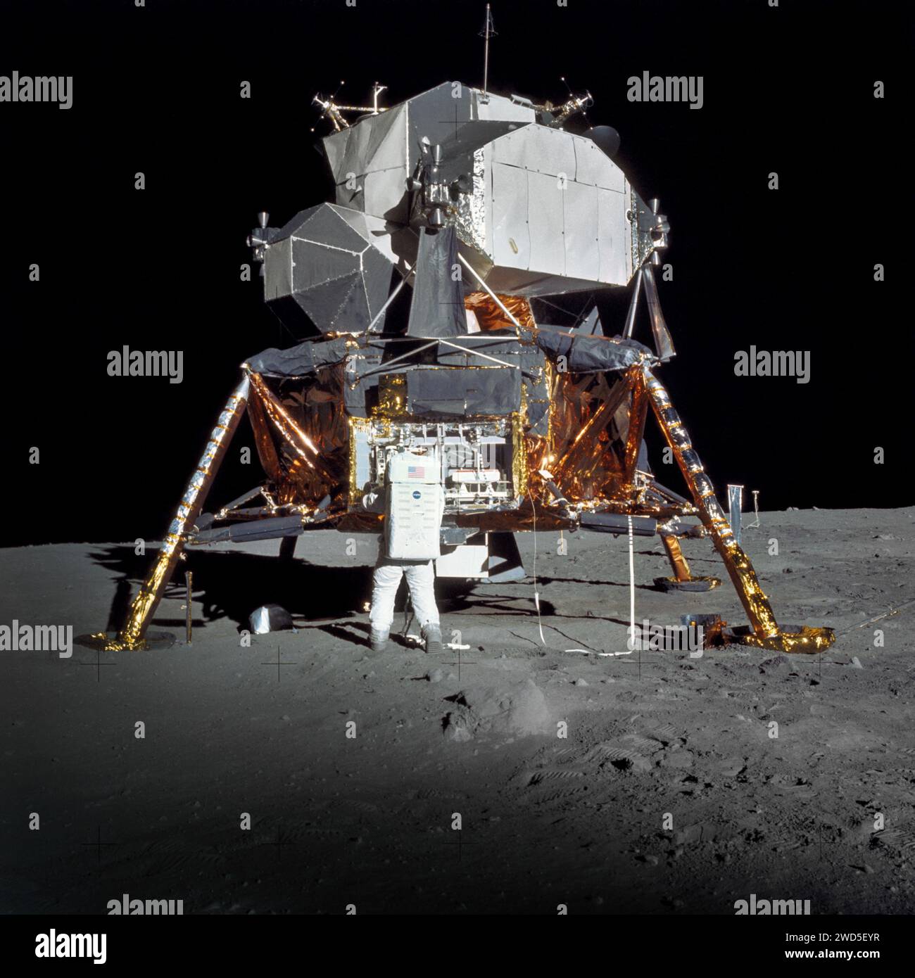 Astronauta americano Edwin E. Aldrin Jr., pilota modulo lunare, Preparing to Deploy Early Apollo Scientific Experiments Package during Apollo 11 lunar surface extravehicular activity, Photography by Neil A. Armstrong, Johnson Space Center, NASA, 20 luglio 1969 Foto Stock