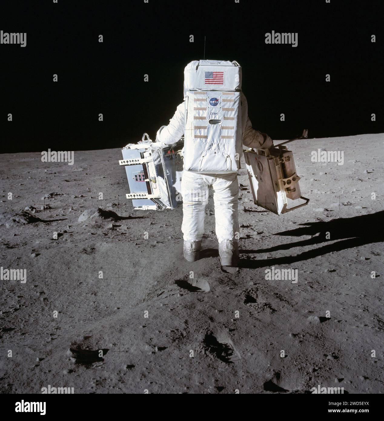 L'astronauta americano Edwin E. Aldrin Jr., pilota modulo lunare, in movimento verso la posizione per dispiegare due componenti del pacchetto Early Apollo Scientific Experiments (EASEP) sulla superficie lunare durante l'attività extraveicolare Apollo 11, Johnson Space Center, NASA, 20 luglio 1969 Foto Stock