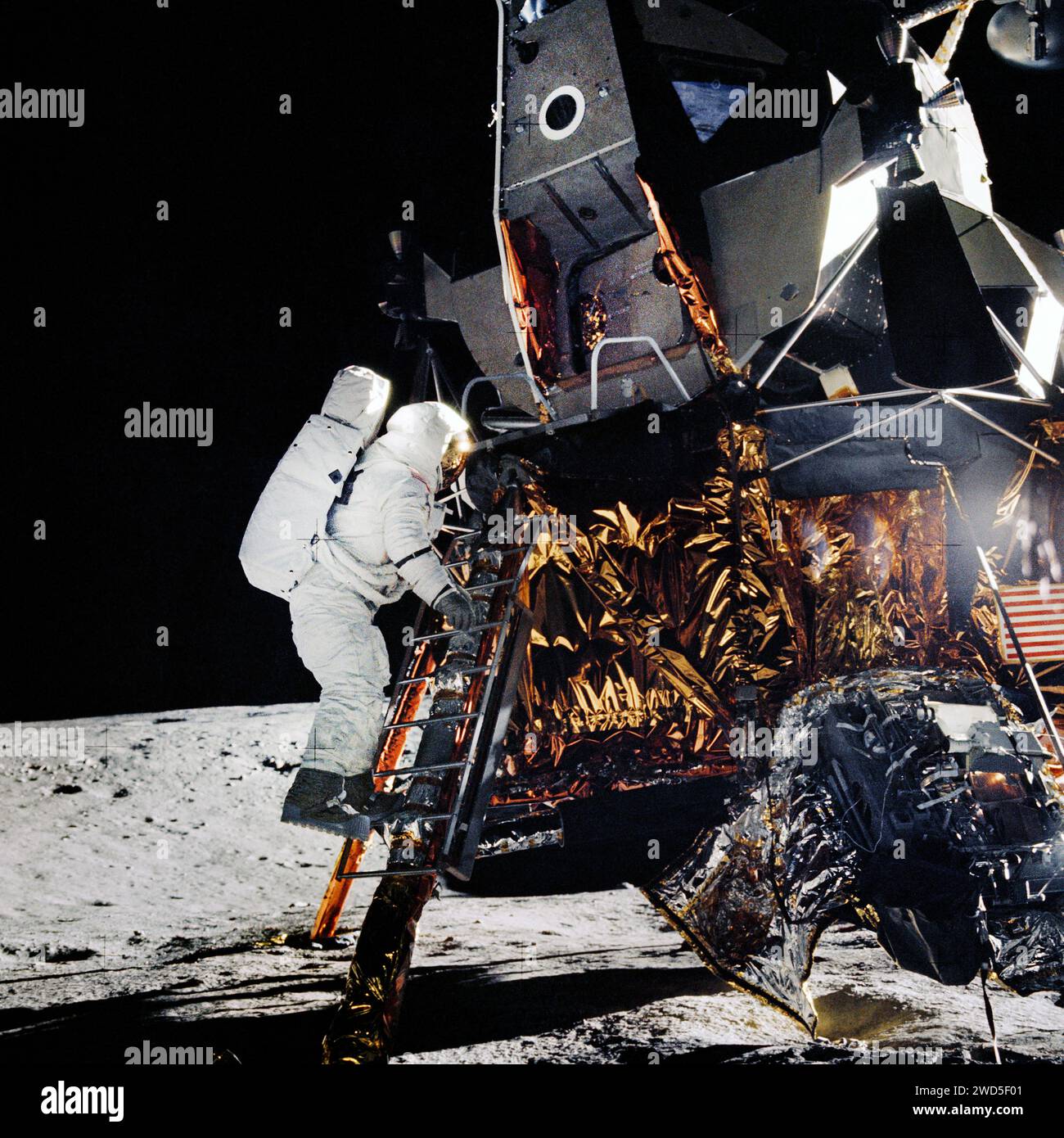 L'astronauta americano Alan L. Bean scendendo i passi della scala del modulo lunare mentre si preparava a camminare sulla luna per unirsi all'astronauta Charles Conrad Jr., comandante della missione, durante l'attività extraveicolare dell'Apollo 12, fotografia scattata dall'astronauta Charles Conrad Jr., NASA, 19 novembre 1969 Foto Stock