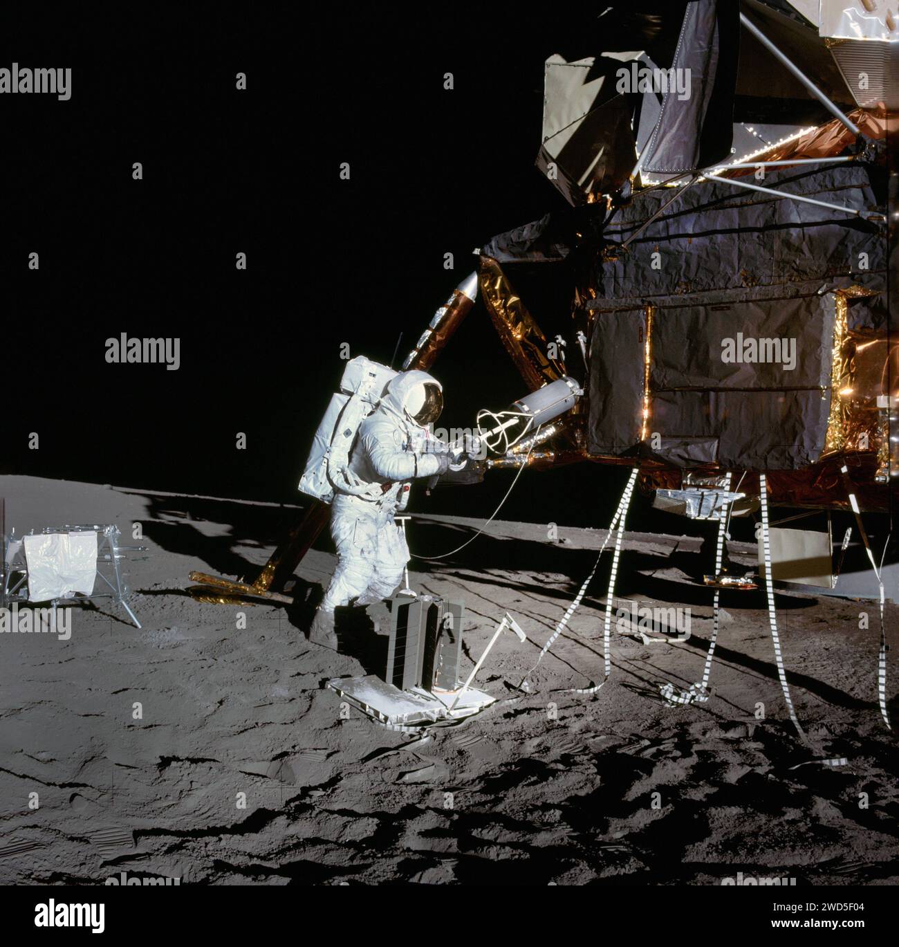 L'astronauta americano Alan L. Bean che utilizza lo strumento di trasferimento del combustibile per rimuovere l'elemento combustibile dalla botte di combustibile montata sul modulo lunare durante l'attività extraveicolare dell'Apollo 12, fotografia scattata dall'astronauta Charles Conrad Jr., NASA, 19 novembre 1969 Foto Stock