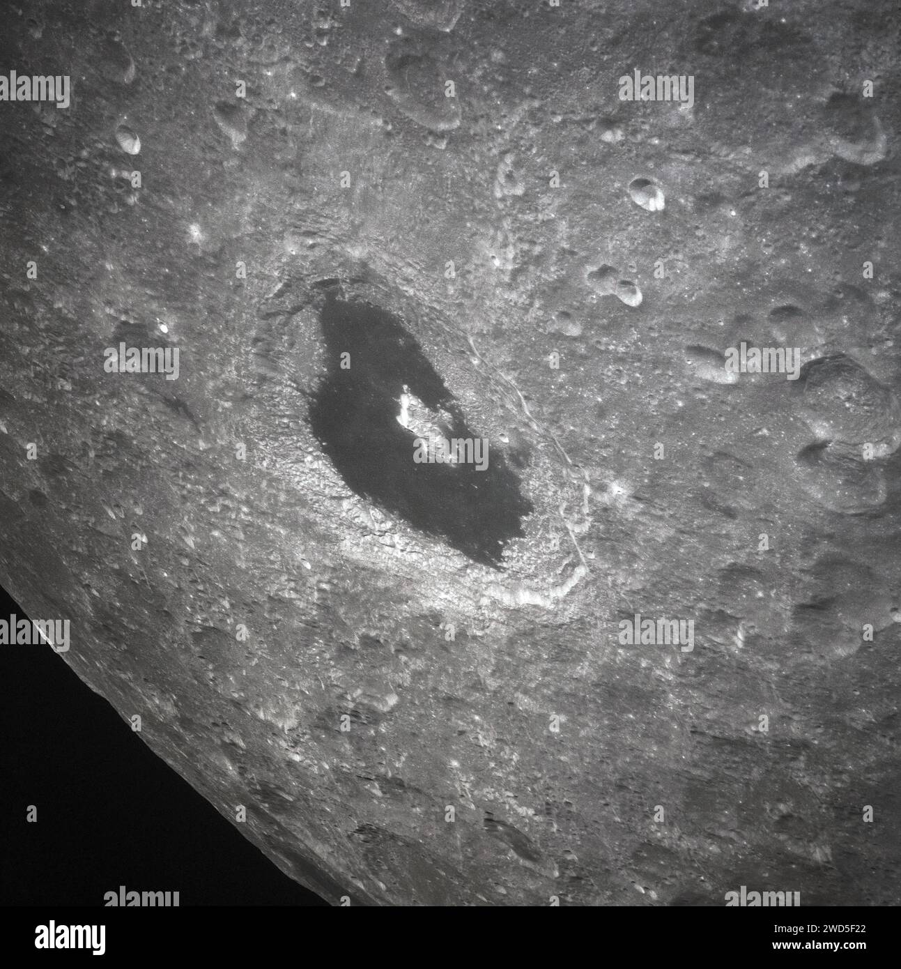 Veduta del lunare che mostra il cratere Tsiolkovsky, come fotografato dall'equipaggio della missione Apollo 13 durante il loro passo lunare, Johnson Space Center, NASA, 14 aprile 1970 Foto Stock