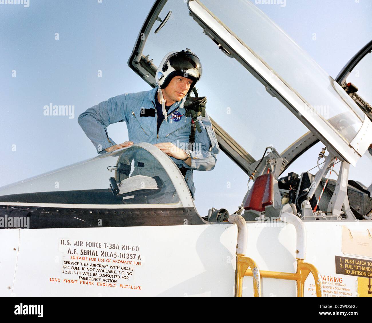 Neil A. Armstrong, comandante della missione Apollo 11, salendo dal jet T-38 al suo arrivo alla Patrick Air Force base in preparazione della prima missione di atterraggio lunare con equipaggio, Brevard County, Florida, USA, NASA, 9 luglio 1969 Foto Stock
